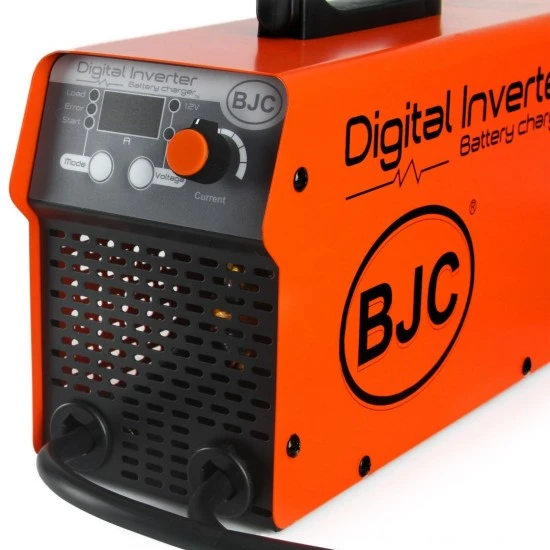 Invertorová auto nabíjačka 12V/24V s podporou štartu M82498